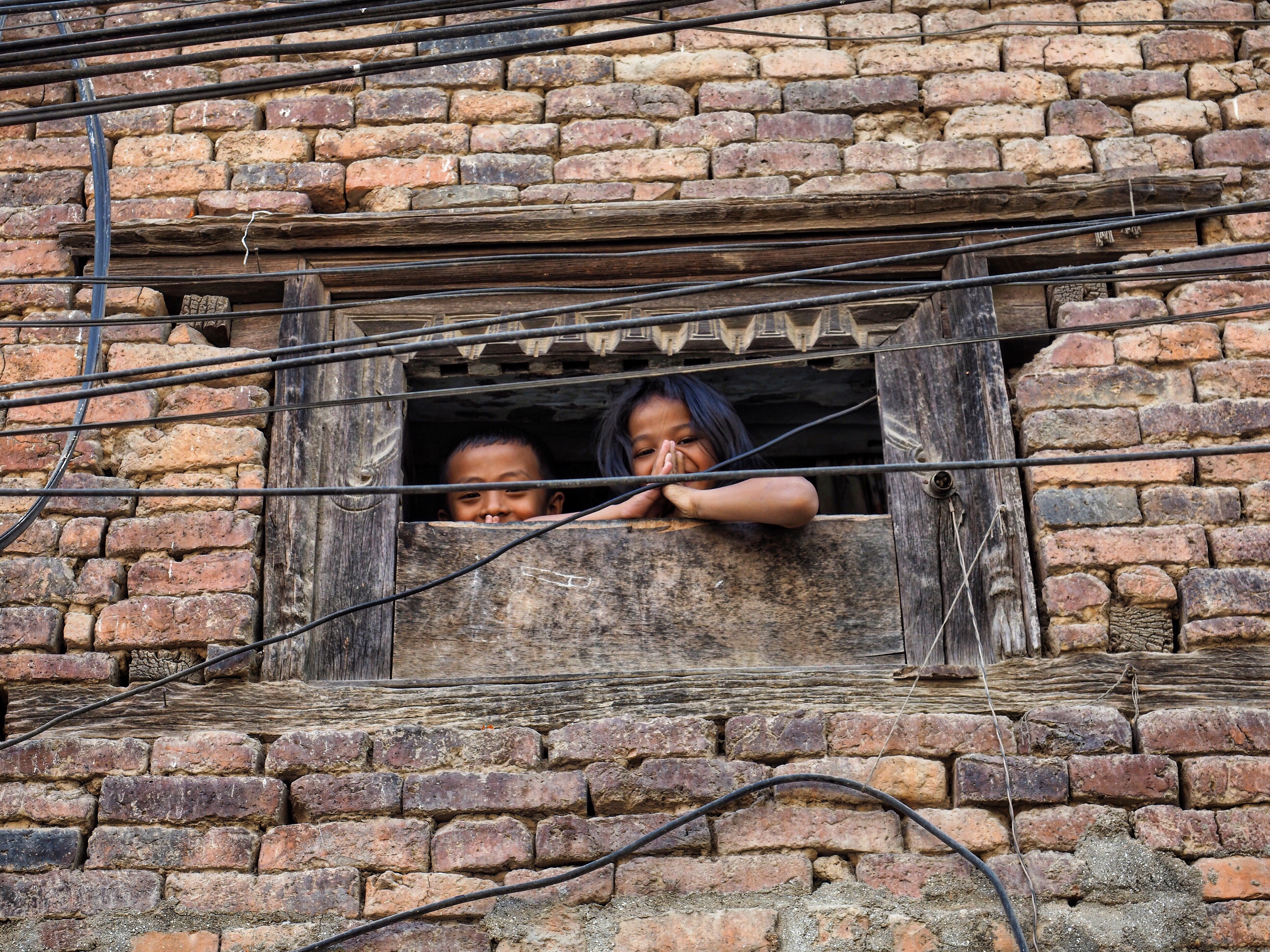 NEPAL. Ens trobem el país dels somriures ple de cables per tot arreu. Malgrat que diferents ONG han presentat propostes per a fer una neteja de cables i endreçar els que siguin funcionals, el poble defensa que aquest cablejat desendreçat dóna identitat a Nepal, on la principal font d'ingressos és el turisme.