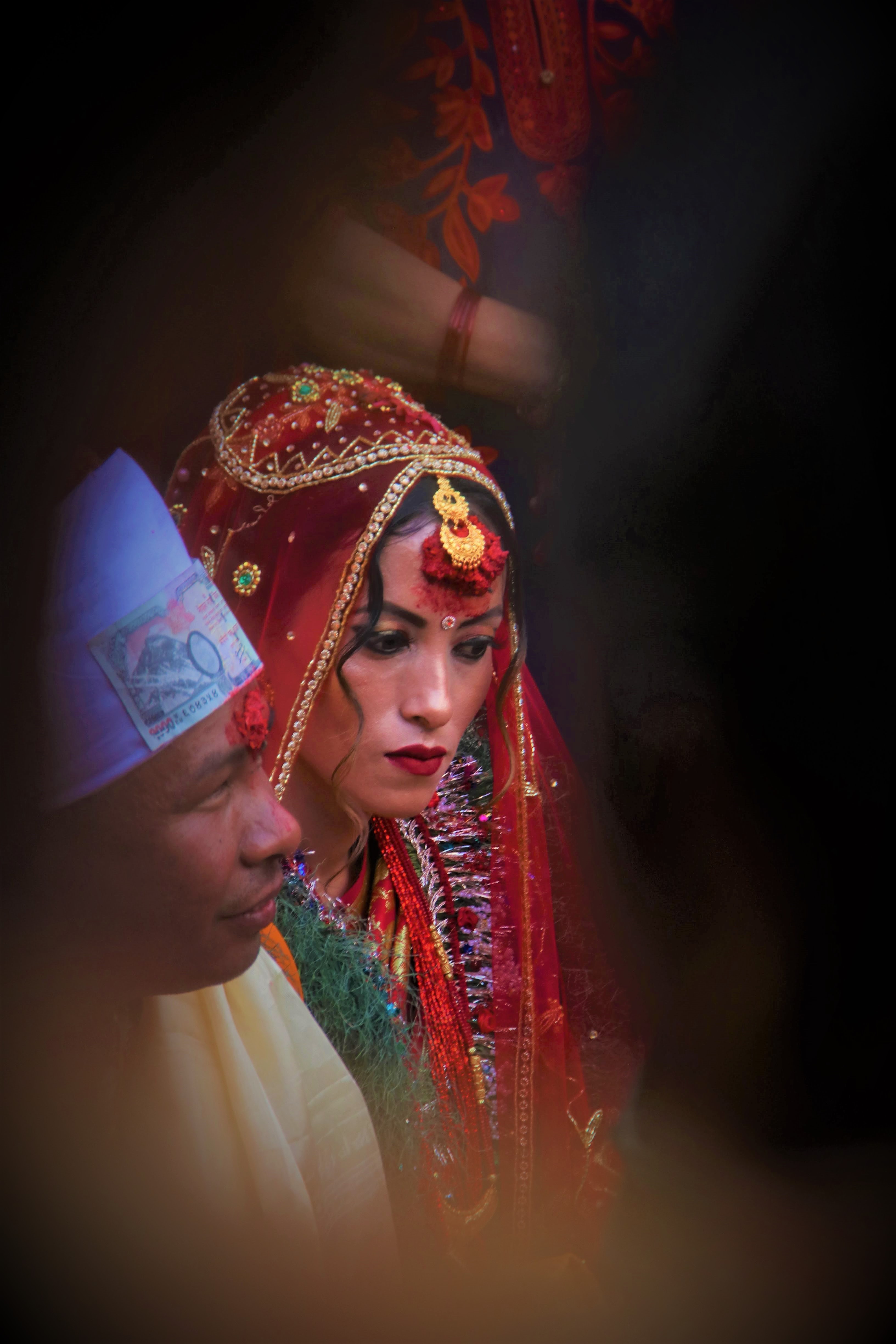 NEPAL. En els casaments nepalesos la dona marxa de la casa familiar per compartir la seva vida amb la família del seu espòs. No tornarà mai més a casa seva com una dona sola, sino com a parella. Ella està obligada a no expressar felicitats com a signe de respecte cap a la seva família que ara "deixa enrere". L'esposa pensa mentre manté la posició:“Mira de no somriure... fes un esforç ... tot i que sigui el dia més feliç de la teva vida. Fes-ho per la mare i el pare...”