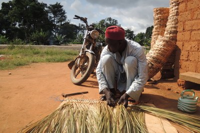 129 R2 Afrontant la modernitat amb la tradicio.JPG