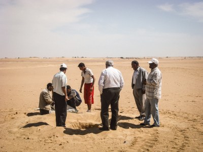 P015 Hoyos en la arena