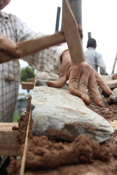 P040 Treballant la pedra