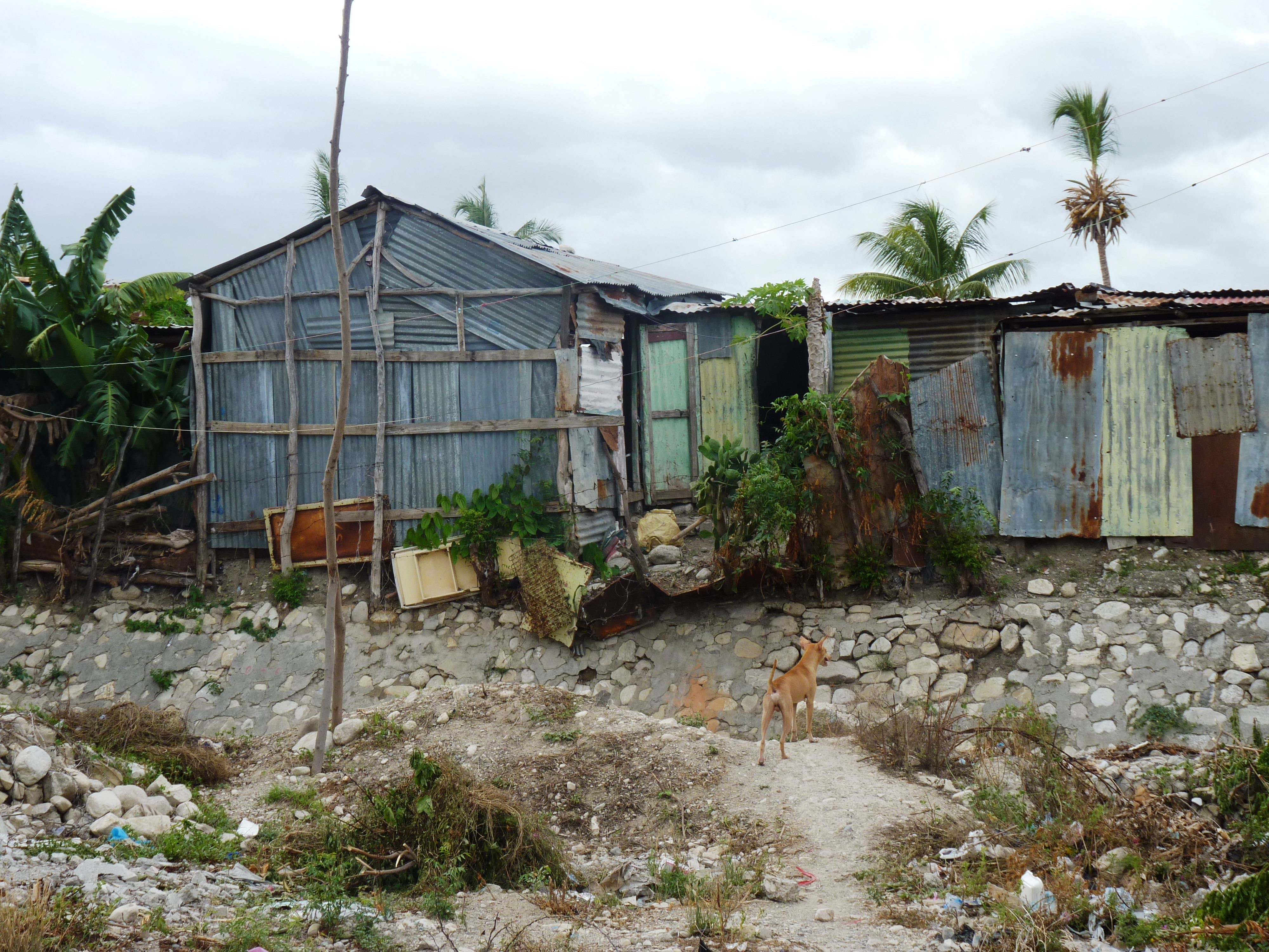 R042 Cases de llauna