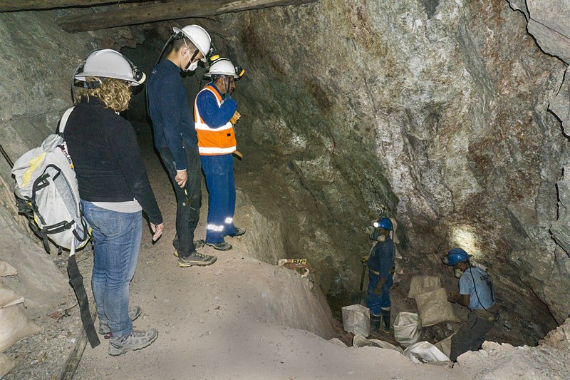 P064 Entre el terreno. Elsa Elida Ccolqque Fernandez