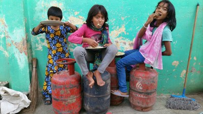 107R Un Dal Bhat més. Victoria Solina Llibre