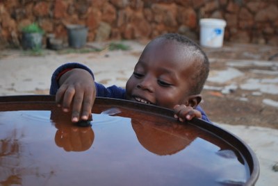 003R. Siyamthanda Ncube, quan la pluja permet jugar amb l'aigua. Anna Sanz