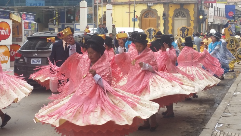 114R Cholitas en la Morenada. Anna Maria Payà