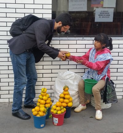 013R Mandarines al carrer. Elena Blanco