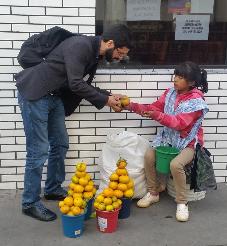 013R Mandarines al carrer. Elena Blanco