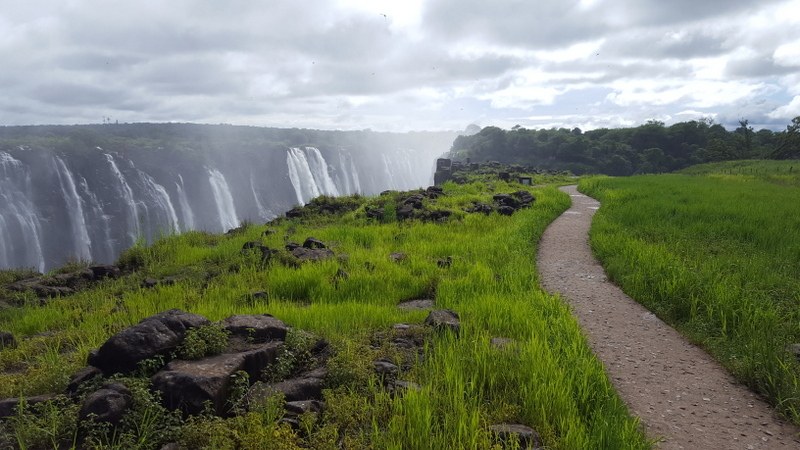 027R Sembla que hi ha aigua. Les catarates Victoria. Héctor Escudero