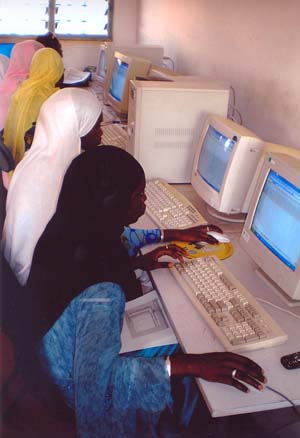 Tecnologia i Dona: Primeres generacions de metgesses gambianes que fan servir l'aula de computació Tecnologia i Dona: Primeres generacions de metgesses gambianes que fan servir l’aula de computació