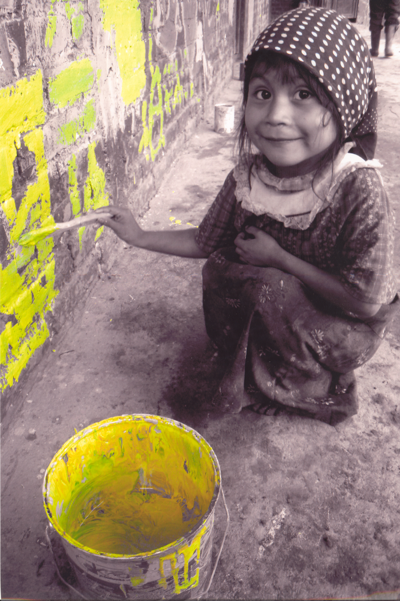 1-v_esmeralda pintant de groc.jpg 1-v_esmeralda pintant de groc.jpg