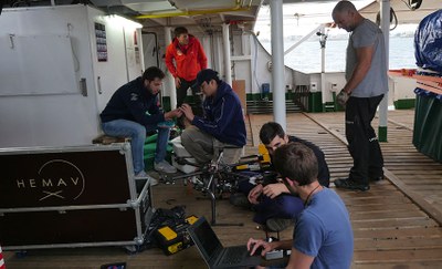 Dissenyen i assagen un dron per salvar vides al Mediterrani